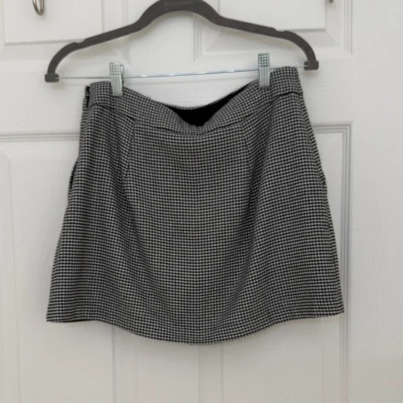 Abercrombie & Fitch Black and White Mini Skort - Picture 2 of 3